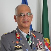 US_Navy_100714-N-4965F-174_Chief_Mass_Communication_Specialist_Paula_Ludwick,_assigned_to_Fleet_Combat_Camera_Group_Pacific,_shoots_at_a_target_during_a_Navy_Rifle_Qualification_Course